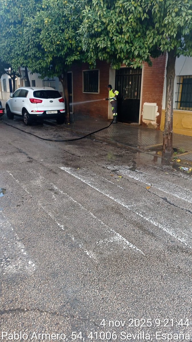 Hoy en📍C/Pablo Armero, barrio del Cerro del Águila, se ha llevado a cabo un baldeo y limpieza a presión para mantener las vías en las mejores condiciones 🙌🏼

Seguimos con estas actuaciones, que son parte del trabajo diario que realiza <a href="/LipasamSevilla/">Lipasam</a> ✅

#sevillaestáenmarcha