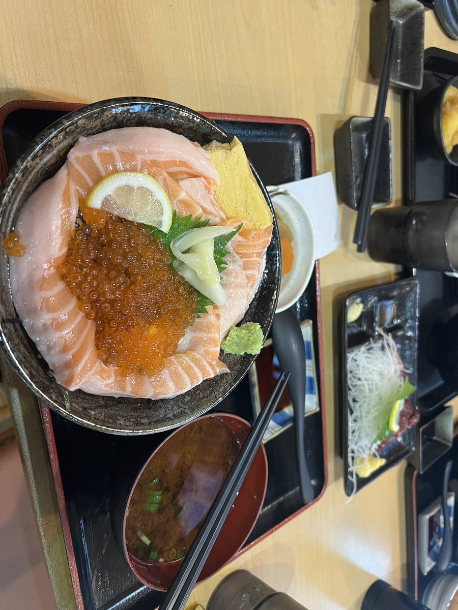 J Gryphin tweet media