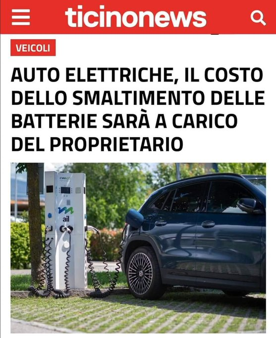 Screenshot of Ticino News article titled Veicoli auto elettriche, il costo dello smaltimento delle batterie sarà a carico del proprietario. Below the headline, text discusses costs passed to owners. Accompanying photo depicts a dark green electric SUV connected to a white charging station with green trees and a paved area in the background. Charging cables extend from the station to the vehicle. The station has labels like V4 and AI.