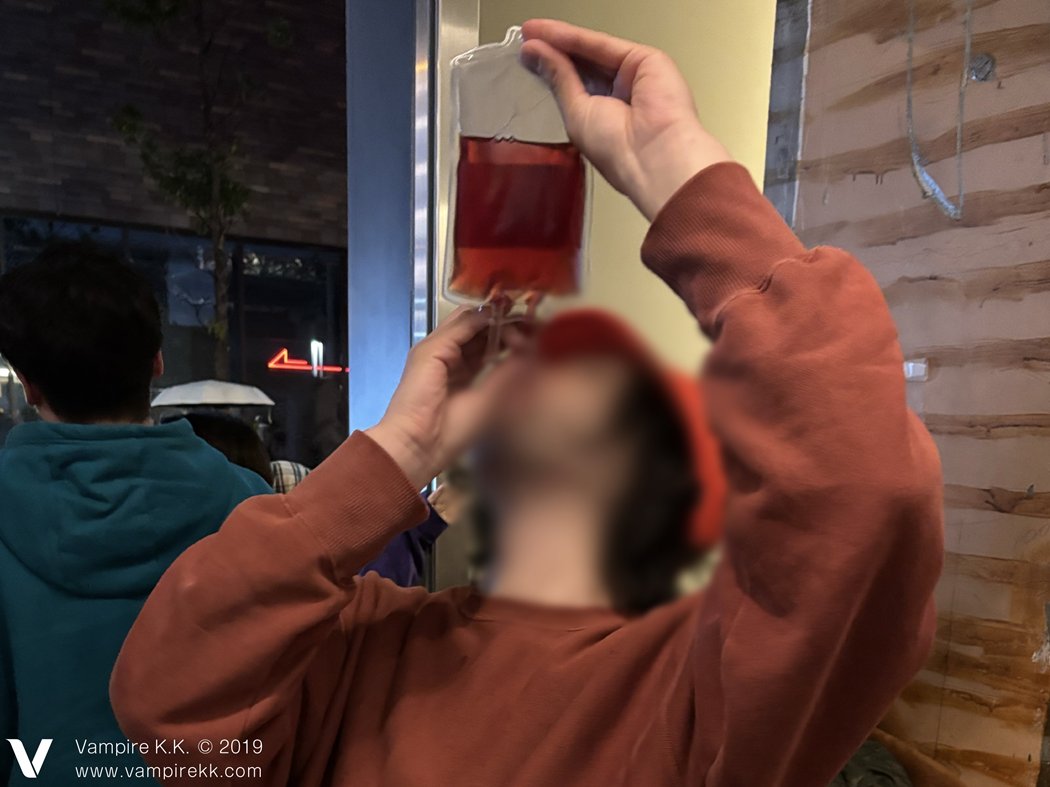 輸血パックを模したドリンクが登場。「A型」「B型」「O型」「AB型」の全4種で味は飲んでからのお楽しみ
news.denfaminicogamer.jp/news/2511042n

吸血鬼の食事をリアルに体験可能。推しの血液型に合わせることで「推しを摂取する」という楽しみ方もできるという。なぜか一部の人はHPが回復しそう