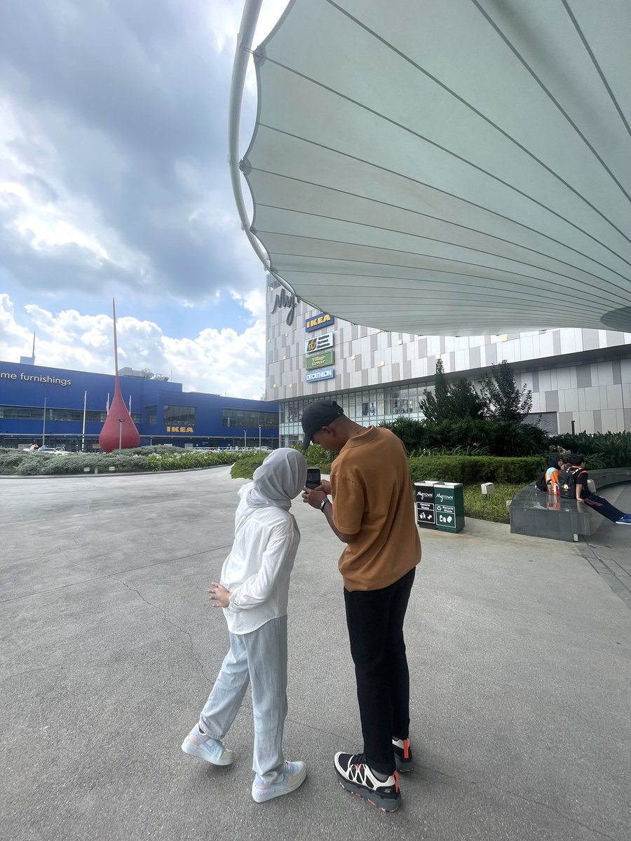 ainnatsya's tweet photo. ingat tak nyel kita pernah janji kau cakap bila kau dapat posting sini kau nak beli rumah dekat dengan akak,kau taknak jauh dengan family kita dah. kita dari kecik berkepit sampai la besar,kerja sama tempat kadang sampai orang ingat kita ni couple hahaha padahal adik beradik. https://t.co/qFgjSCazAe