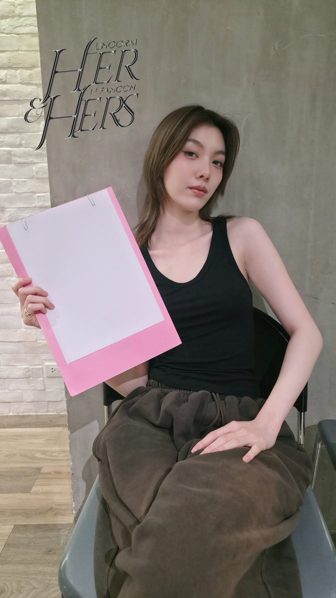 LingOrmCH3's tweet image. ของใครจ่ะหนูววว 💅🏻

Ticket Now Available bit.ly/49n0kTJ 

#LINGORM1stFANCON 
#HerAndHersFancon 
#หลิงออม #LINGORM