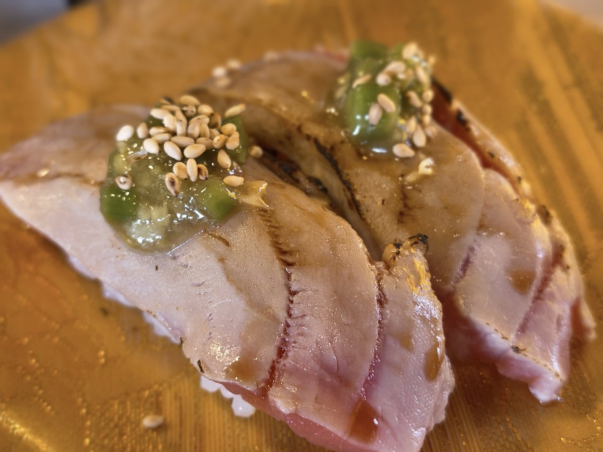 新潟競馬場のマグロ寿司ふるまいを食べられなかったので、解体されたマグロを求めて横越のことぶき寿司さんに行ってきました。

脂ののったカマトロや頭肉の炙り、厚切りのマグロ寿司は競馬場で食べられませんねえ。

やっぱり競馬場のマグロ寿司を食べたかったねえ！