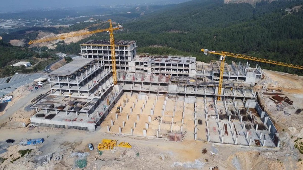 Alanya’nın Payallar Mahallesi’ne inşa edilen 200 yataklı devlet hastanesinin inşaatına yeniden başlandı.