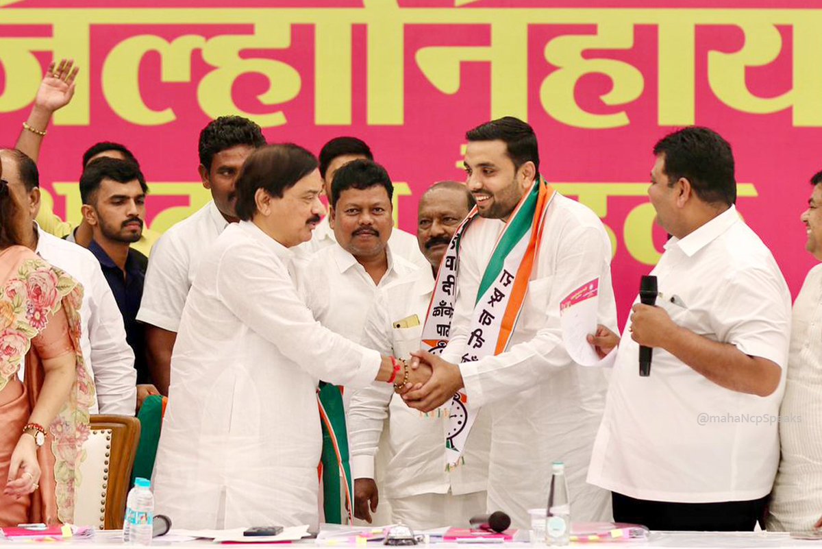 mahancpspeaks's tweet photo. आज मुंबईतील वरळी डोम ये��े नंदुरबार जिल्ह्यातील काँग्रेसचे नेते श्री. सैयद वाजिद सैयद नफीस, श्री. मकसुद शेख गफर खाटिक आणि शिवसेनेचे डॉ. राजेंद्र धनजी पेंढारकर यांच्यासह विविध पक्षांचे पदाधिकारी आणि कार्यकर्त्यांनी राष्ट्रवादी काँग्रेस पक्षात जाहीर प्रवेश केला. 

यावेळी राष्ट्रवादी काँग्रेस पक्षाचे प्रदेशाध्यक्ष मा. खा. श्री. सुनीलजी तटकरे यांनी नव्याने प्रवेश केलेल्या सर्व कार्यकर्त्यांचे मनःपूर्वक स्व���गत केले आणि पुढील राजकीय वाटचालीस शुभेच्छा दिल्या. तसेच पक्षसंघटना मजबूत करण्यासाठी आणि आगामी ��्थानिक स्वराज्य संस्थांच्या निवडणुकांच्या पार्श्वभूमीवर पक्षाची संघटनात्मक तयारी, रणनीती आणि विजयासाठी आवश्यक दिशानिर्देश देत सर्वांना मार्गदर्शन केले.

याप्रसंगी राष्ट्रवादी महिला काँग्रेसच्या प्रदेशाध्यक्षा व राज्य महिला आयोगाच्या अध्यक्षा सौ. रूपालीताई चाकणकर, पक्षाचे संघटन सरचिटणीस आ. श्री. संजय खोडके, प्रदेश सरचिटणीस व कोषाध्यक्ष आ. श्री. शिवाजीराव गर्जे तसेच पक्षाचे वरि���्ठ सहकारी, नंदुरबार जिल्ह्यातील पदाधिकारी आणि कार्यकर्ते मोठ्या संख्येने उपस्थित होते.

@SunilTatkare @ChakankarSpeaks 

#NCP #Maharashtra