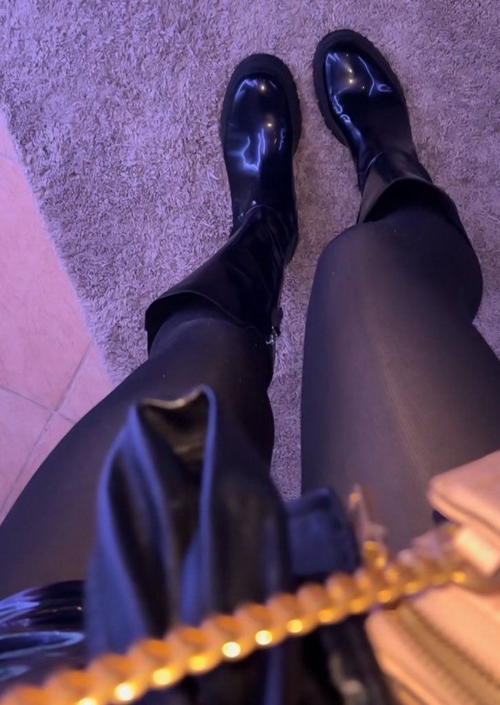 Lightncess's tweet image. 🦶