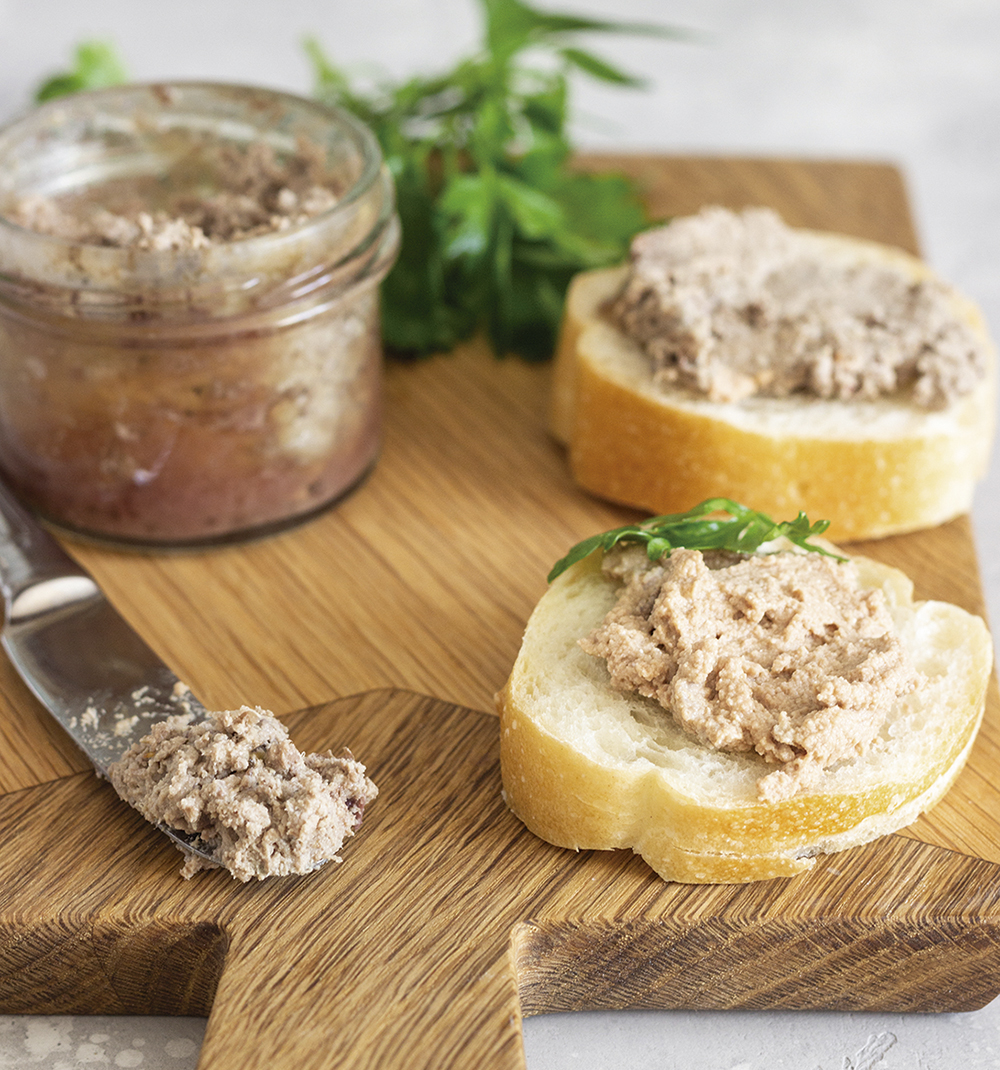 Ctaqua_CT's tweet photo. 🤝 En CTAQUA colaboramos con @conservasusisa para crear un nuevo untable de zurrapa de atún a partir de #subproductos marinos
🐟 Un producto 100% pescetariano que aprovecha recursos, añade valor y refuerza la #sostenibilidad
Una acción de @AQUAFISHproject de @AtlanticArea https://t.co/5Tvi0dsiyX