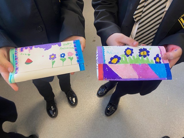 CastlefordAcad's tweet image. 🍫 Last term, 7E DT created their own chocolate bars—designing logos, packaging &amp;amp; recipes inspired by chocolate history. Mrs Thursfield is so proud of their creativity and teamwork! 👏 #CreativeLearning  #StudentCreativity #ProudTeacher @CastlefordTrust