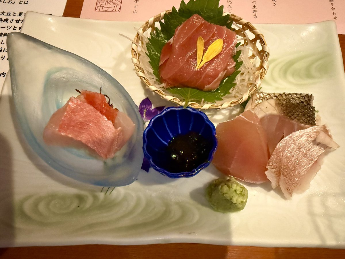 t_fawkik's tweet image. 和食会席

御献立
一先付
酒菜五種盛り
一造り
銚子産御造りの盛り合わせ
一煮物
金目鯛煮付け
一鍋物
胡麻豆乳鍋
一陶板
東総ポーク陶板焼き
ーサラダ
銚子産を含む季節の生野菜
一食事
桜海老と丸十と
占地の炊き込みご飯
一香の物
二種盛り
一止椀
郷のつみれ汁
ーデザート

絶景の犬吠埼ホテル