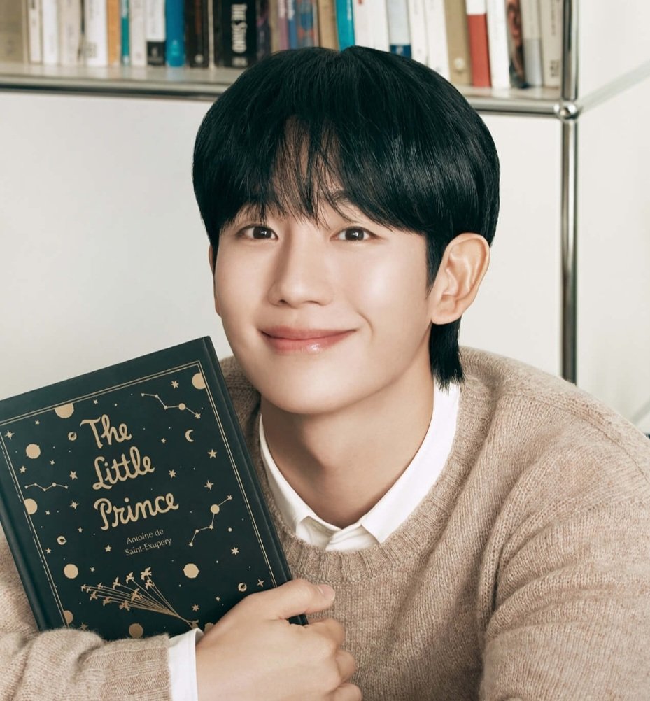 taekook_tk2's tweet photo. It's called coincidence ?? 😉🫣🤫
[The Little Prince📔 x same smile 😊]

#JungHaeIn #JungSoMin #HaeSsom https://t.co/hOe4bVlFhO