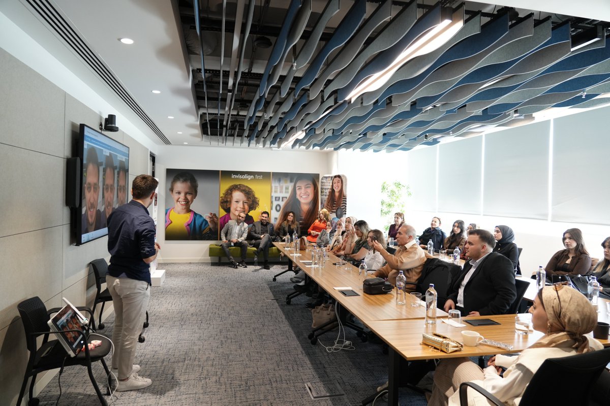 Invisalign 1500. tedavimizi tamamladık 🎉 Bu özel günde, Invisalign tarafından Prof. Dr. Mehmet Oğuz Öztoprak hocamıza teşekkür plaketi sunuldu ve pastamızı birlikte kestik. Dijital ortodontide öncü olmanın gururunu yaşıyoruz! #Dentapolitan #Invisalign #SmileTransformation