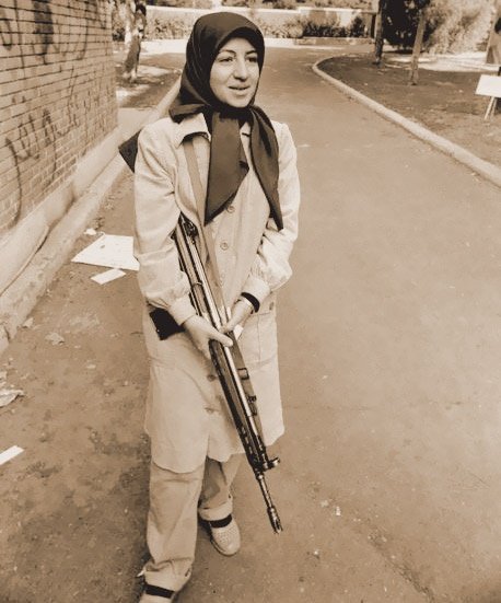 به نظرتان چرا هم‌میهن از تصاویر حضور زنان در ماجرای تسخیر لانه جاسوسی، از جمله معصومه ابتکار استفاده نکرده است؟

۱- چون ابتکار اصلاح‌طلب است و نمی‌خواهند بگویند تسخیر لانه کار اصلاح‌طلبان بود.
۲- چون زنان حاضر در تسخیر لانه مانتویی بوده‌اند.

تیتر یک تحریف شده از رهبری هم بماند.