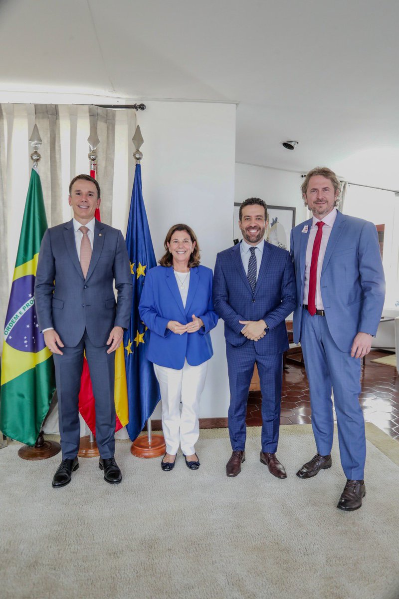 Ontem recebemos uma delegação da Comissão de Educação do <a href="/Congreso_Es/">Congreso</a> 🇪🇸 com deputados brasileiros para fortalecer os laços entre nossos parlamentos. Comentamos a significativa presença do espanhol no Brasil 🇧🇷

<a href="/felipecarreras/">Felipe Carreras</a> <a href="/AndreJanonesMG/">André Janones</a> Zeca Dirceu