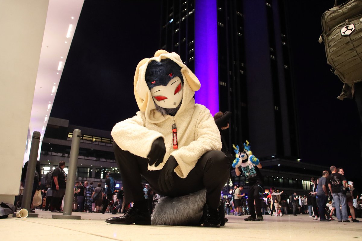 LinuxScurr's tweet image. Never seen an owl in sheep's clothing ?

#stolas #fursuit  #helluvaboss #furry #EF29