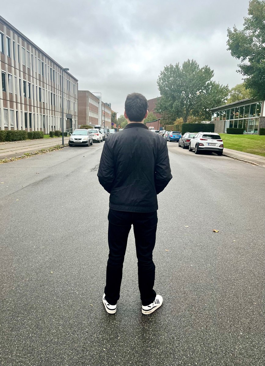 Frede_Vad's tweet image. I Slagelse bor en kvinde som føler sig meget alene.

Der er meget få med hendes og hendes børns baggrund i den kommune. Meget få. Så det er svært. Ikke mindst for hendes børn. 

De har været udsat for vold og chikane. 
Datteren har fået dødstrusler. 
Sønnen er blevet truet med…