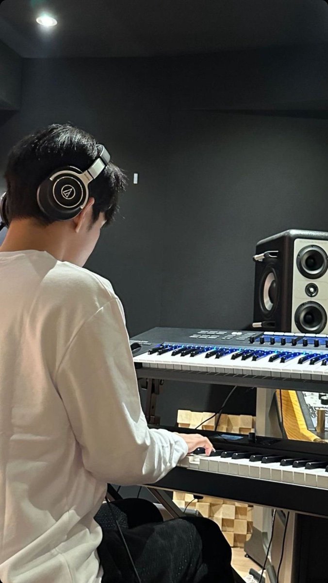 아니 간만에 배경화면을 바꿨는데요..폰 켤때마다 너무 설레서 휴대폰중독 될 것 같아요;;