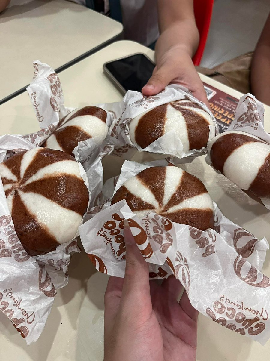 seuclr's tweet image. yayyy #firsttime eating chocopao 🙂‍↕️🤎 (ITZ SO YUMMY)