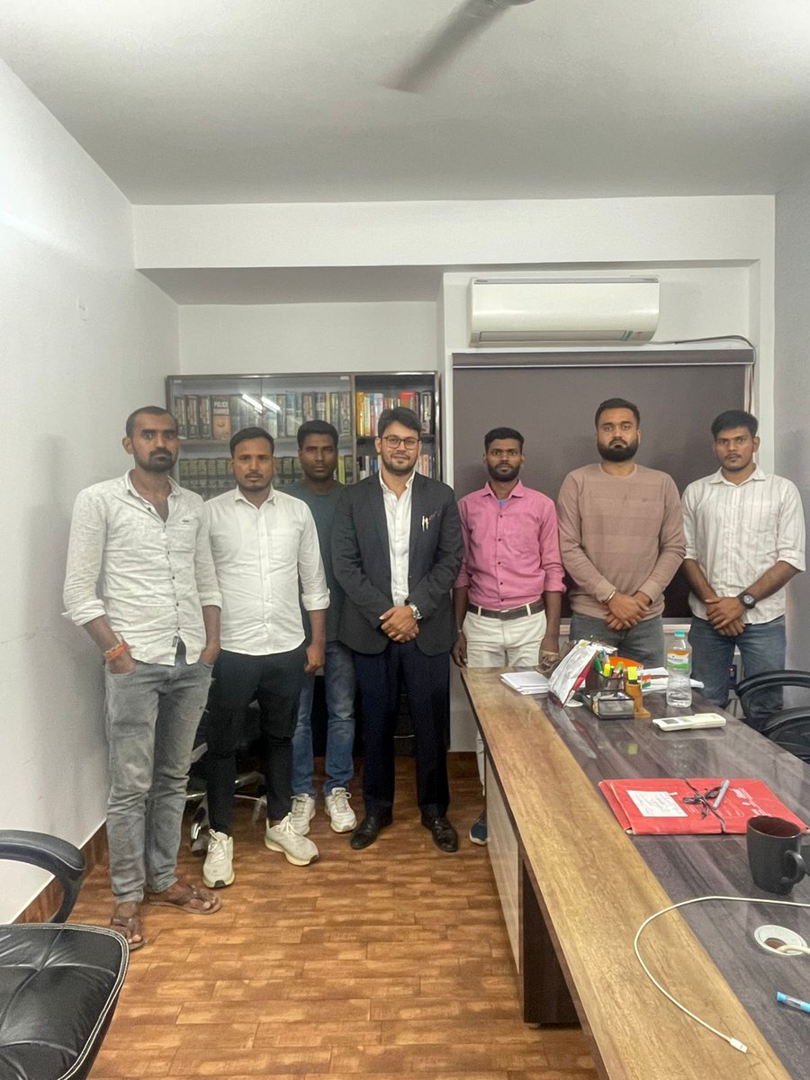 IYCLegalCell's tweet photo. IAF aspirants from Bihar, who were represented by our Department before the Hon’ble Supreme Court, visited the @IYCBihar Legal Cell War Room. 

Our Chairman @RoopeshINC Ji held detailed discussions regarding the future roadmap and upcoming legal strategies regarding the matter. https://t.co/G5KNYIJOoS