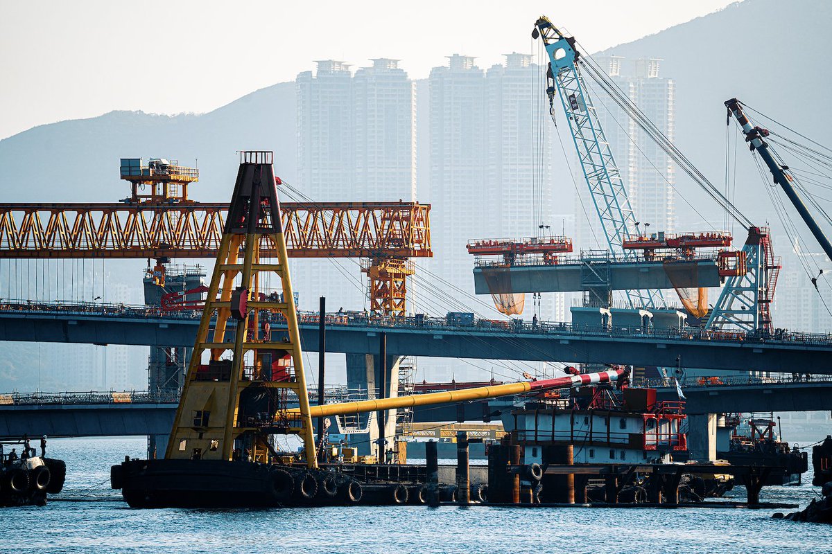 Frontlinestory's tweet image. Sneak Peek: Building a Robust Domestic Market and Fostering a New Pattern of Development 🇨🇳📈

#FrontlineFocus: 🌟How does the 15th Five-Year Plan aim to boost consumption, investment, and market integration?

🛒Boosting consumption

    - Increase employment, incomes, and public…