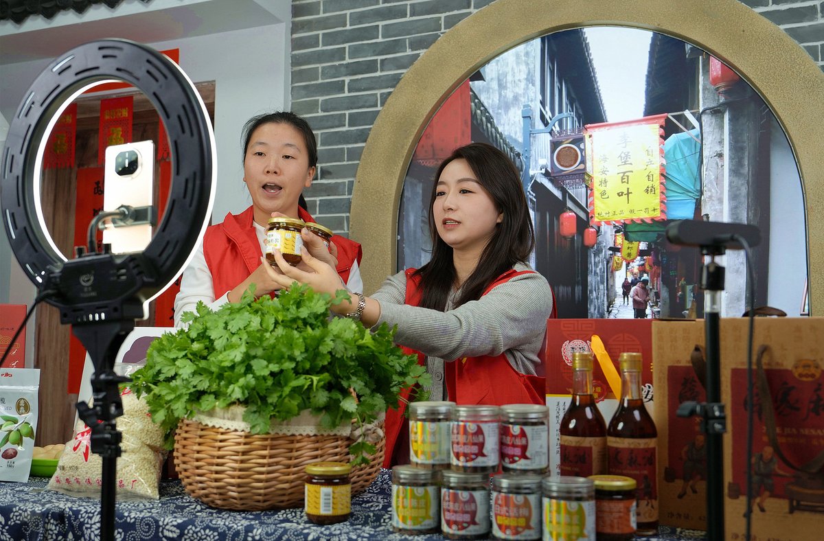 Frontlinestory's tweet image. Sneak Peek: Building a Robust Domestic Market and Fostering a New Pattern of Development 🇨🇳📈

#FrontlineFocus: 🌟How does the 15th Five-Year Plan aim to boost consumption, investment, and market integration?

🛒Boosting consumption

    - Increase employment, incomes, and public…