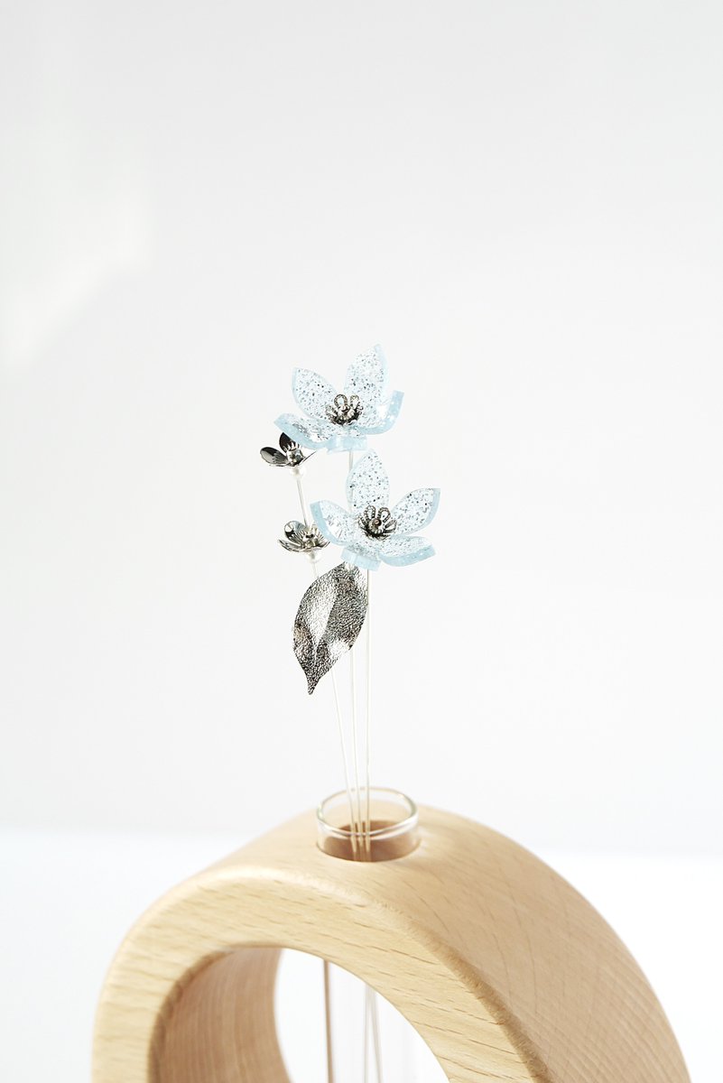 mk_otoniwa's tweet image. ⋱数量限定⋰
シルバーカラーのお花を作ってみたのですが…かなり可愛いです！！！☺️

冬のしんとした空気や雪のようなカラーリング❄️

少量しか製作できていないので当日はお早めに🙇‍♀️

出展日💠両日
出展名💠otoniwa
ブース💠R-191,192 (南館4F)

#デザフェス62
#デザフェス62お品書き
#デザフェス