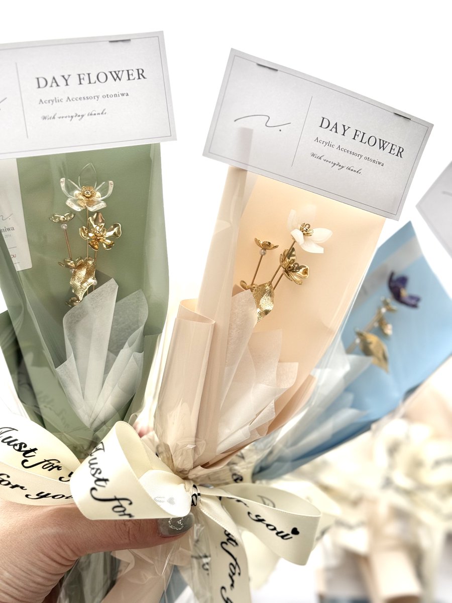 mk_otoniwa's tweet image. ⋱数量限定⋰
シルバーカラーのお花を作ってみたのですが…かなり可愛いです！！！☺️

冬のしんとした空気や雪のようなカラーリング❄️

少量しか製作できていないので当日はお早めに🙇‍♀️

出展日💠両日
出展名💠otoniwa
ブース💠R-191,192 (南館4F)

#デザフェス62
#デザフェス62お品書き
#デザフェス