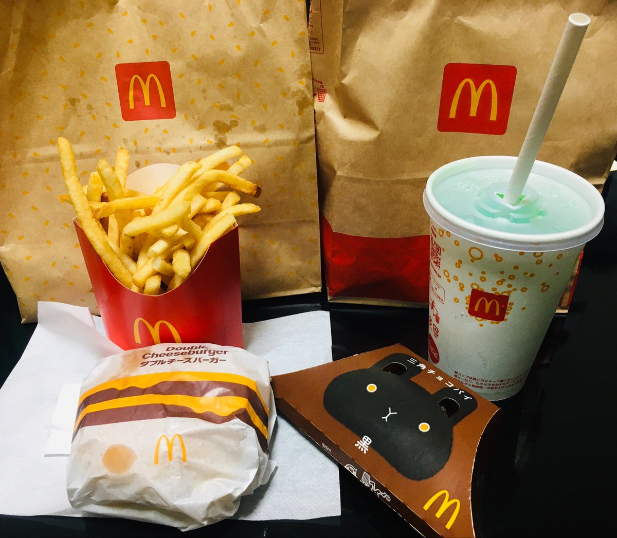 こんばんは🌃
休み明けは結構疲れますね、今日は久しぶりにマックを買ってきました🍔
三角チョコパイの季節なので一緒に注文しました🍫

今日も1日お疲れ様でした🍵