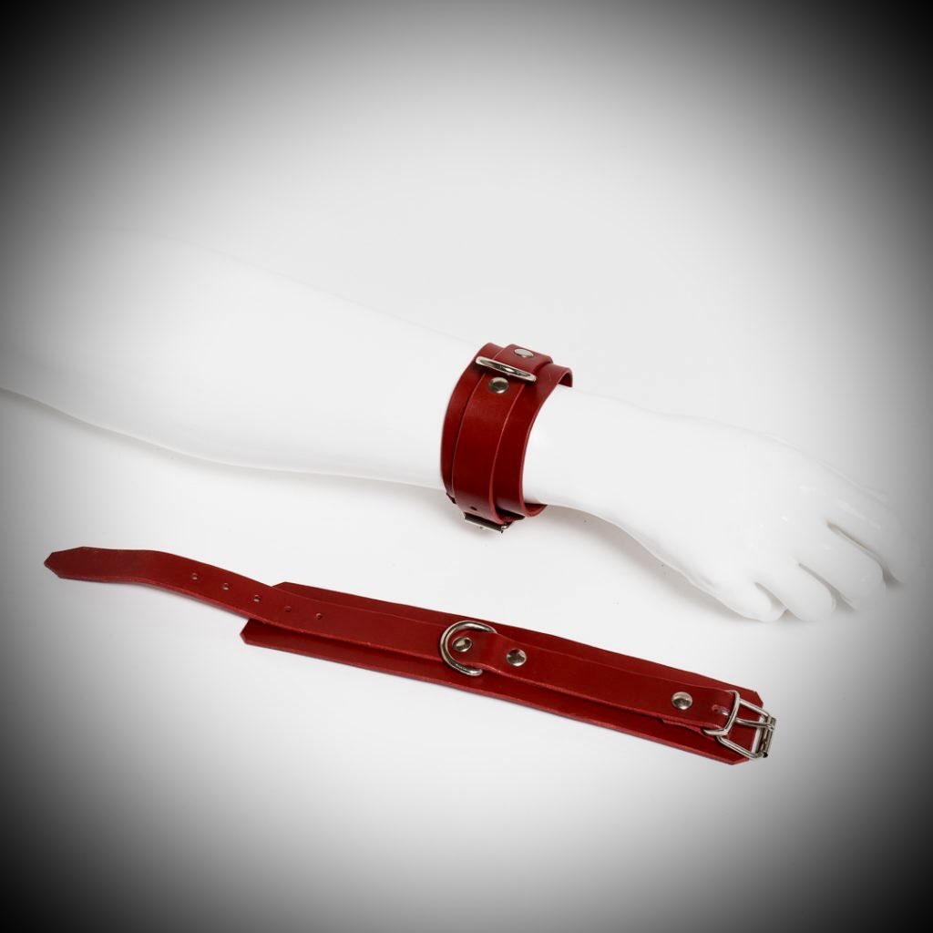 Muñequeras en cuero color brandy. Sencillas, resistentes y con herrajes cromados.
Diseño funcional y artesanal.

#eylwhipmakers #bondagegear #cueroartesanal #bdsmstyle #hechoamano
