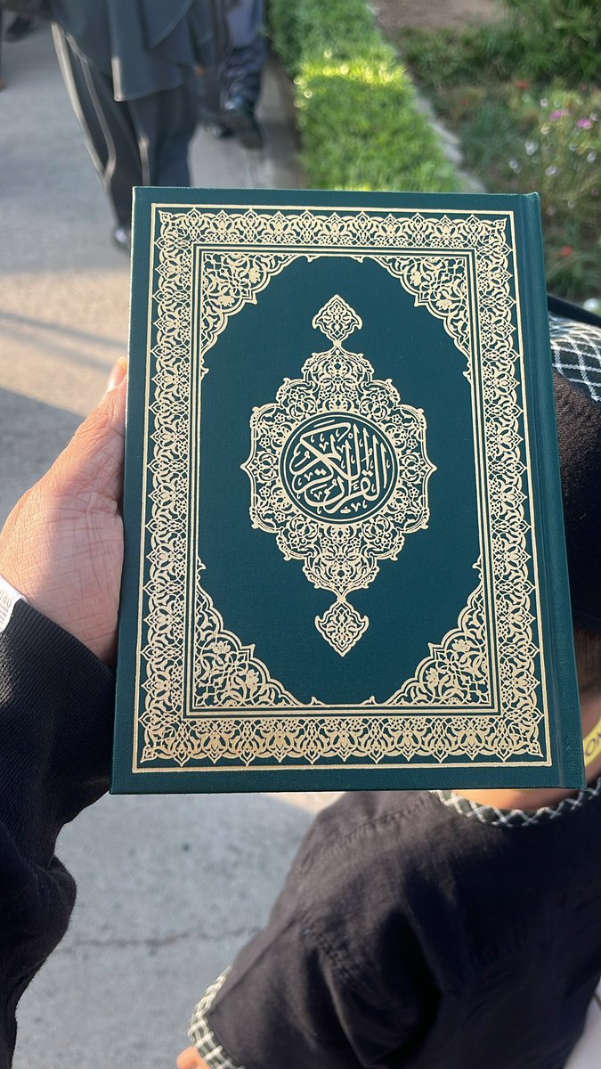 venomenal_'s tweet photo. cenderamata dari Majma` Malik Fahd Li Thibaah Mushaf Syarif ( percetakan Al Qur’an terbesar) https://t.co/Q6DYF7n5bq