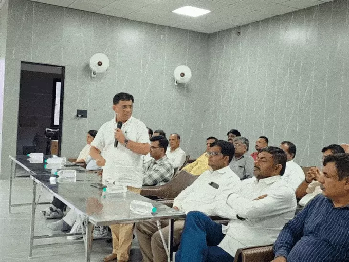 DeshGujarat's tweet image. Amreli businessman clears ₹90 lakh debt of entire village in memory of his mother
deshgujarat.com/2025/11/04/guj…