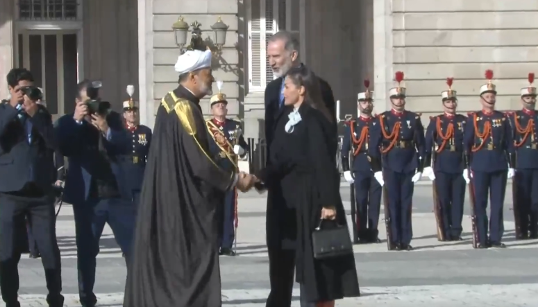 dani_lovsky's tweet image. ¿Por qué no ha acompañado la consorte del Sultán de Omán, Ahad bint Abdullah, al Sultán en el recibimiento oficial de los Reyes de España?