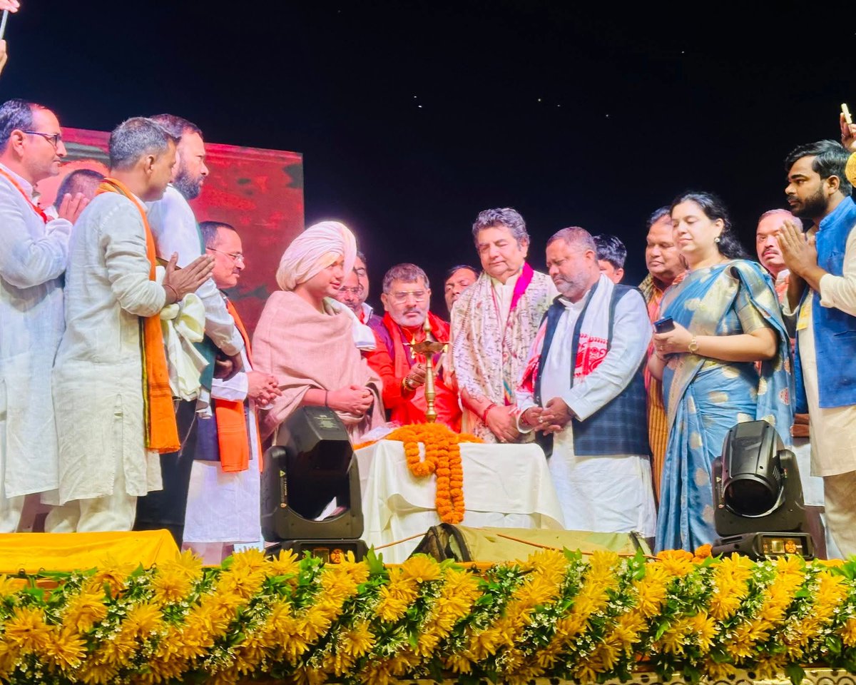 vindeshpandey_'s tweet photo. रामपुर कारखाना के माo विधायक श्री @mlasurendra सुरेन्द्र चौरसिया ‘विधायक’  जी द्वारा आयोजित #कुशहरी_महोत्सव के भव्य आयोजन में सहभाग किया। 
आयोजन समिति के सभी सम्मानित सदस्यों को हार्दिक बधाई एवं शुभकामनाएं। 

#कुशहरी_महोत्सव_2025
#KushahariMahotsav2025 https://t.co/UxUbCAWvoY