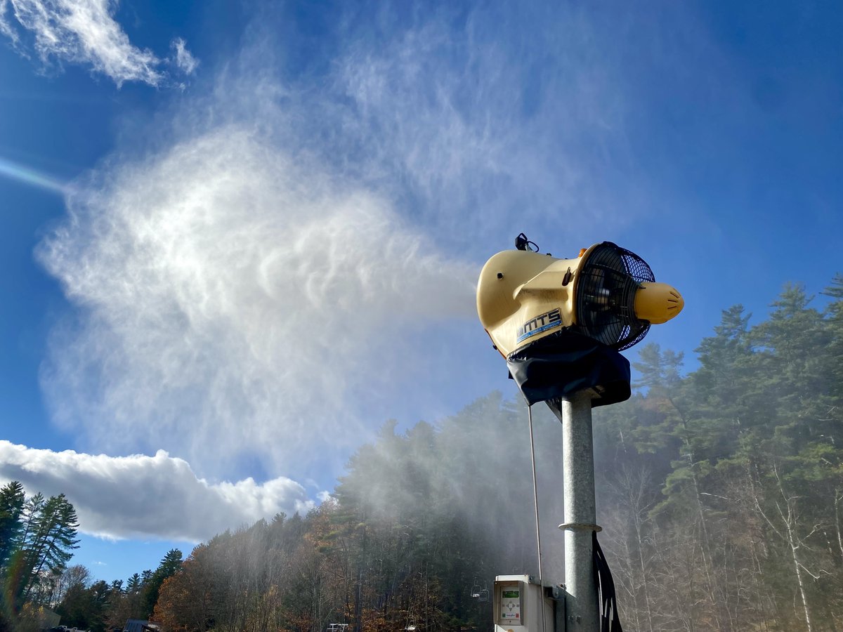 KingPineSkiArea's tweet photo. ❄️💨 It’s that time of year again! The hum of snow guns is in the air as we begin testing our snowmaking equipment for the upcoming winter season at King Pine Ski Area! Opening Day is scheduled for Friday, December 12!  🎿❄️

#KingPine #Snowmaking #WinterIsComing #SkiNH https://t.co/yr4Ve5JTTP