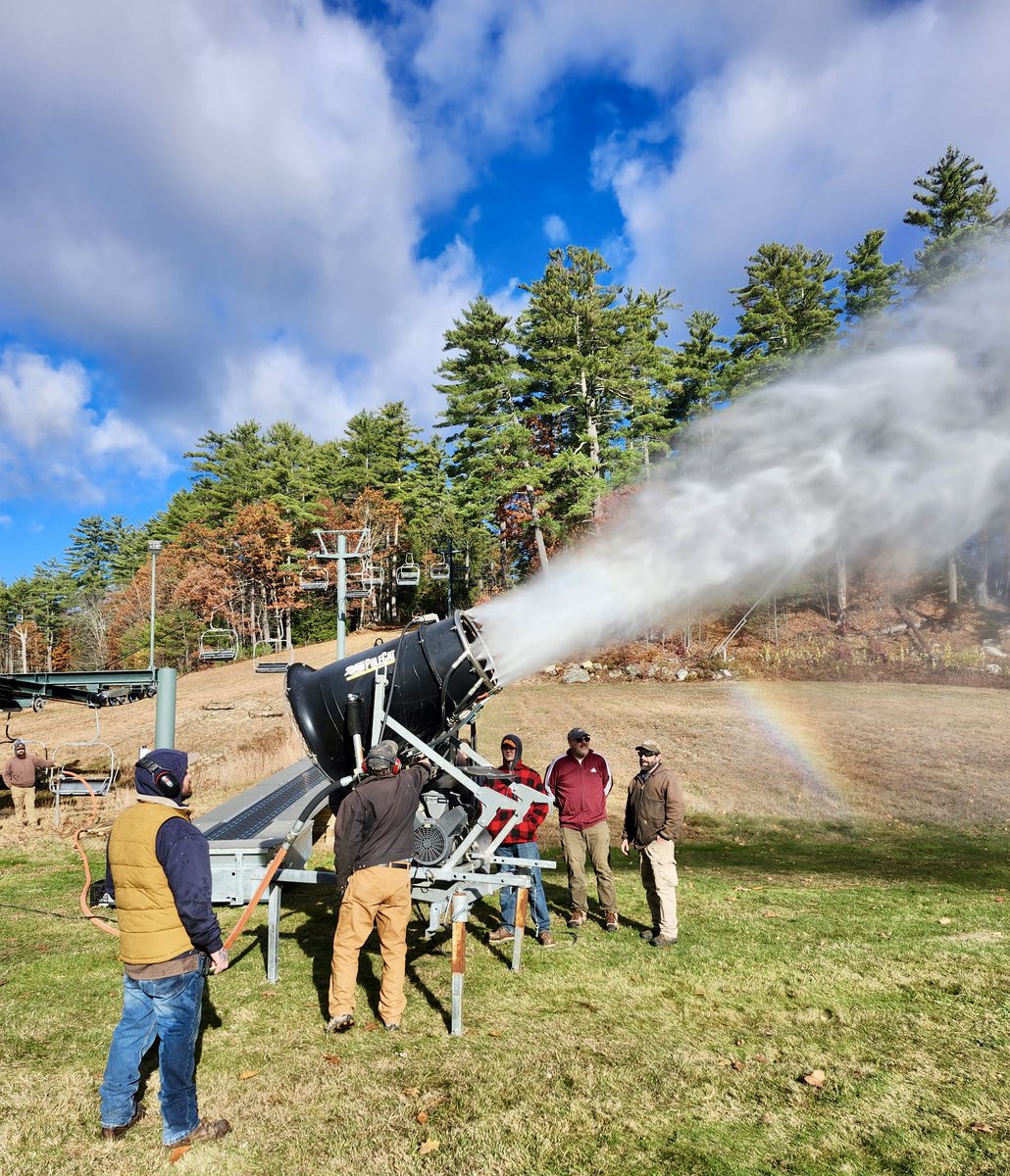 KingPineSkiArea's tweet photo. ❄️💨 It’s that time of year again! The hum of snow guns is in the air as we begin testing our snowmaking equipment for the upcoming winter season at King Pine Ski Area! Opening Day is scheduled for Friday, December 12!  🎿❄️

#KingPine #Snowmaking #WinterIsComing #SkiNH https://t.co/yr4Ve5JTTP