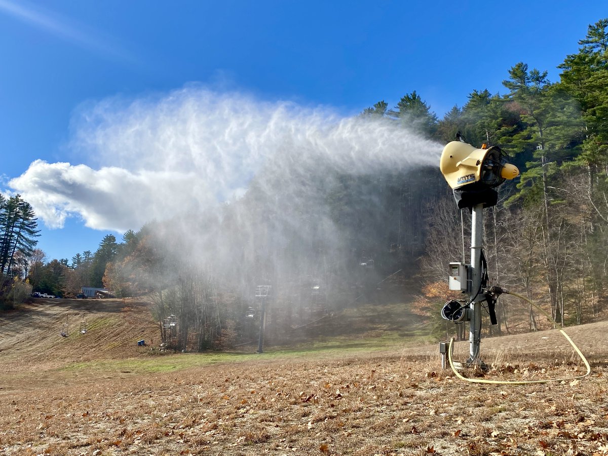 KingPineSkiArea's tweet photo. ❄️💨 It’s that time of year again! The hum of snow guns is in the air as we begin testing our snowmaking equipment for the upcoming winter season at King Pine Ski Area! Opening Day is scheduled for Friday, December 12!  🎿❄️

#KingPine #Snowmaking #WinterIsComing #SkiNH https://t.co/yr4Ve5JTTP