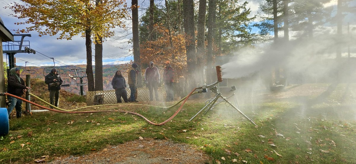 KingPineSkiArea's tweet photo. ❄️💨 It’s that time of year again! The hum of snow guns is in the air as we begin testing our snowmaking equipment for the upcoming winter season at King Pine Ski Area! Opening Day is scheduled for Friday, December 12!  🎿❄️

#KingPine #Snowmaking #WinterIsComing #SkiNH https://t.co/yr4Ve5JTTP