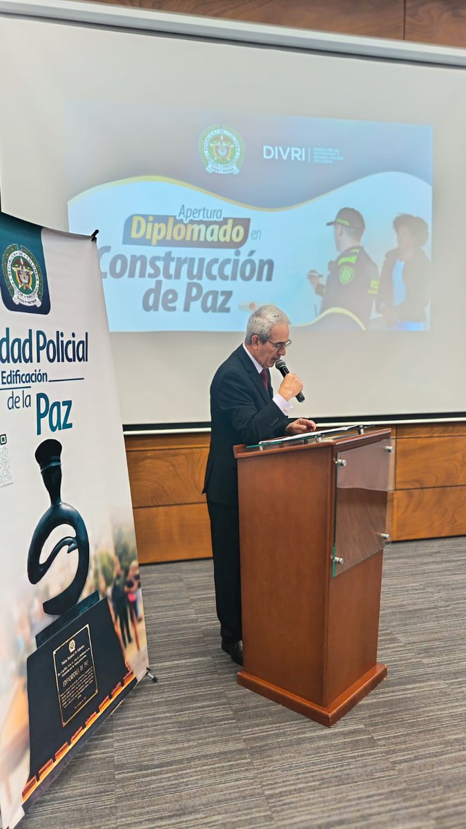 PoliciaUNIPEP's tweet photo. #AEstaHora, iniciamos la apertura del primer 'Diplomado en Construcción de Paz' en la @divriveteranos, donde 20 integrantes de @PoliciaColombia iniciarán este proceso formativo, orientado a fortalecer la reconciliación y la construcción de paz en los territorios.✍️👮‍♀️👮‍♂️ https://t.co/d7p0n6JxYD