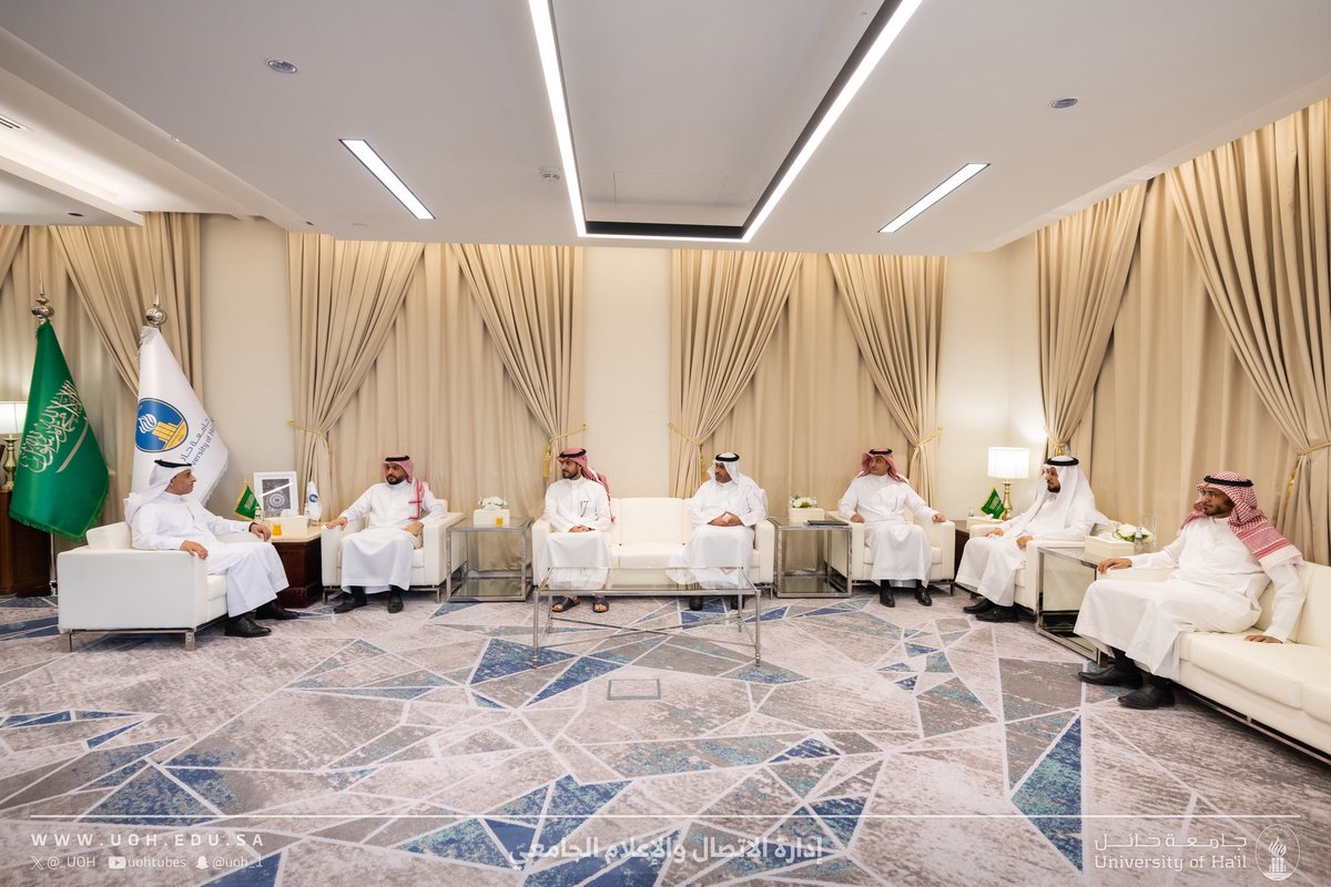 استقبل سعادة رئيس #جامعة_حائل د. بدر بن شجاع الحربي؛ الرئيس التنفيذي للمركز الوطني للمناهج د. عبدالرحمن الرويلي.
وجرى خلال الإجتماع بحث سبل التعاون المشترك بين الجهتين.