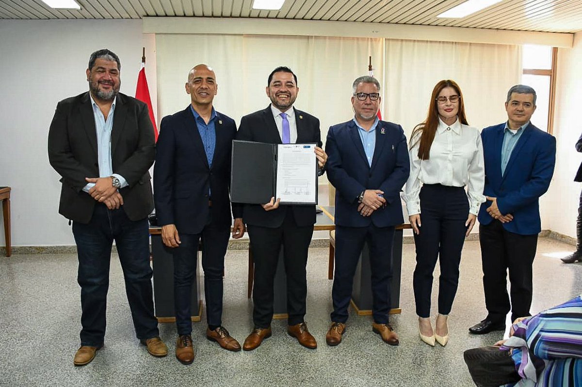 policlinicoasu's tweet photo. En el Salón Intendentes de la Municipalidad de Asunción  se llevó a cabo el acto de presentación y actualización del equipo conductor de la Estrategia de Municipio Saludable, junto con la entrega del avance del Plan Participativo Local de Salud. https://t.co/qP5u2InAzb