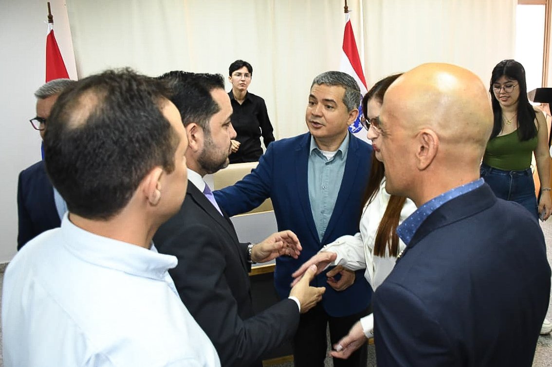 En el Salón Intendentes de la Municipalidad de Asunción  se llevó a cabo el acto de presentación y actualización del equipo conductor de la Estrategia de Municipio Saludable, junto con la entrega del avance del Plan Participativo Local de Salud.