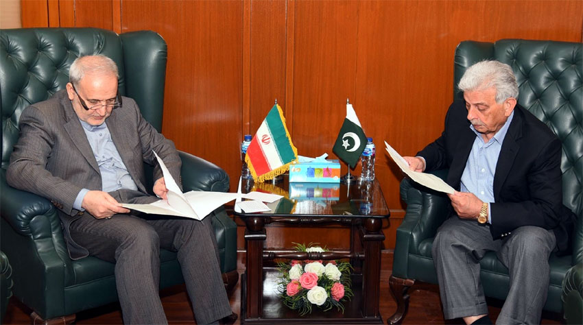 Minister for National Food Security and Research, Rana Tanveer Hussain has reaffirmed Pakistan's commitment to realizing the goal of ten billion dollars in bilateral trade with Iran
<a href="/PakinIran/">Pakistan Embassy Iran</a> <a href="/RTanveerPMLN/">Rana Tanveer Hussain</a> 
#RadioPakistan #News 
radio.gov.pk/04-11-2025/pak…