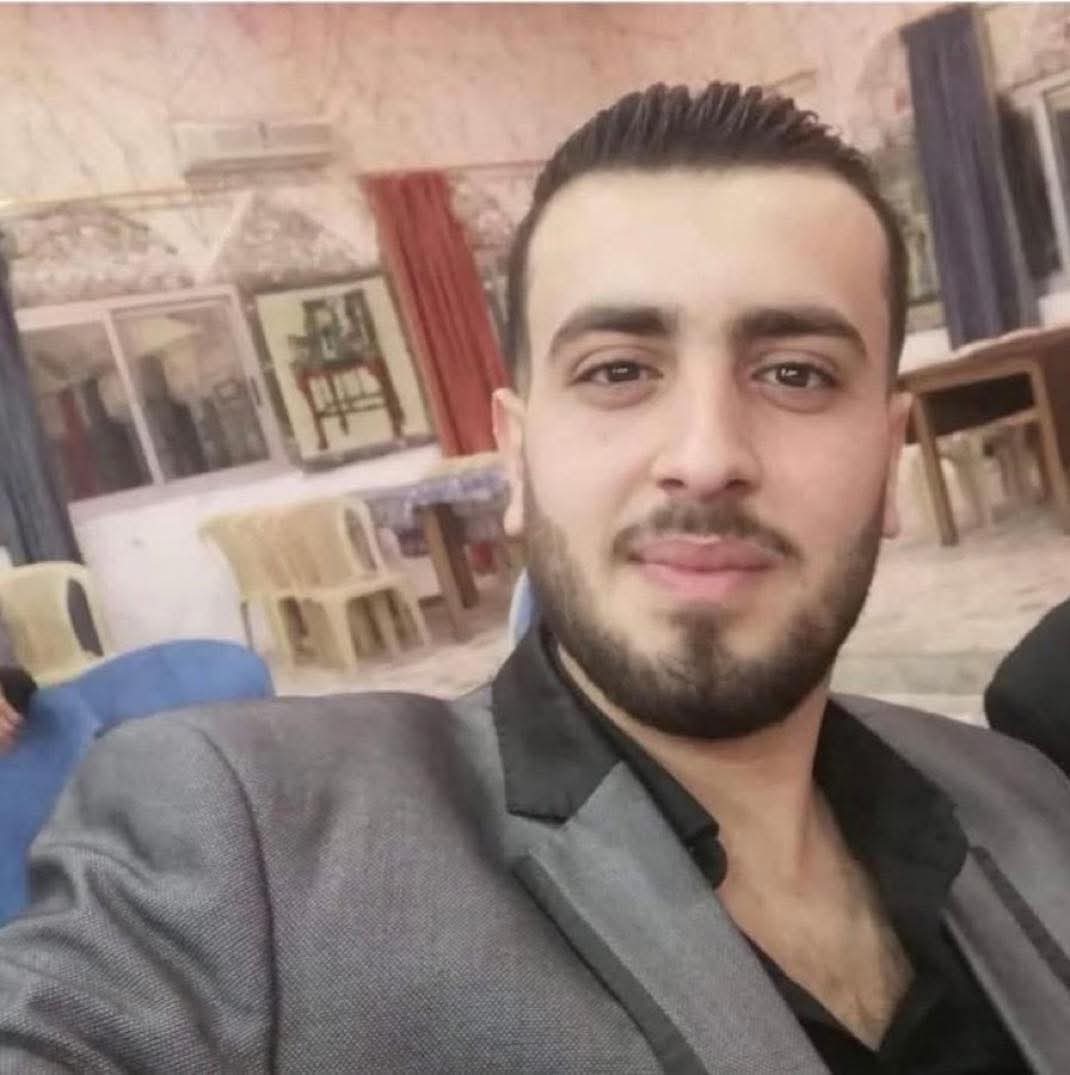 SyrianFeanor's tweet image. English/Turkish:

📍#Jableh:

Alawite Engineer gets killed after refusing to kneel..

• Elements of the terrorist authority killed the young Alawite Haider Kherbek because he refused their demand to kneel, while they left his friend who complied with their wishes after…