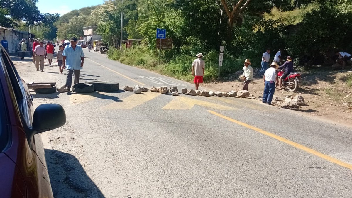 PolVial_GobOax's tweet photo. 🚨⚠️#ReporteVial Afectación a la vialidad por presencia de manifestantes en la carretera federal 200, a la altura de la población de Santiago #Astata. #Istmo #Oaxaca
@GobOax @salomonj @IvanGarcia_A @ToryLopezS https://t.co/Z6gkxiygP6