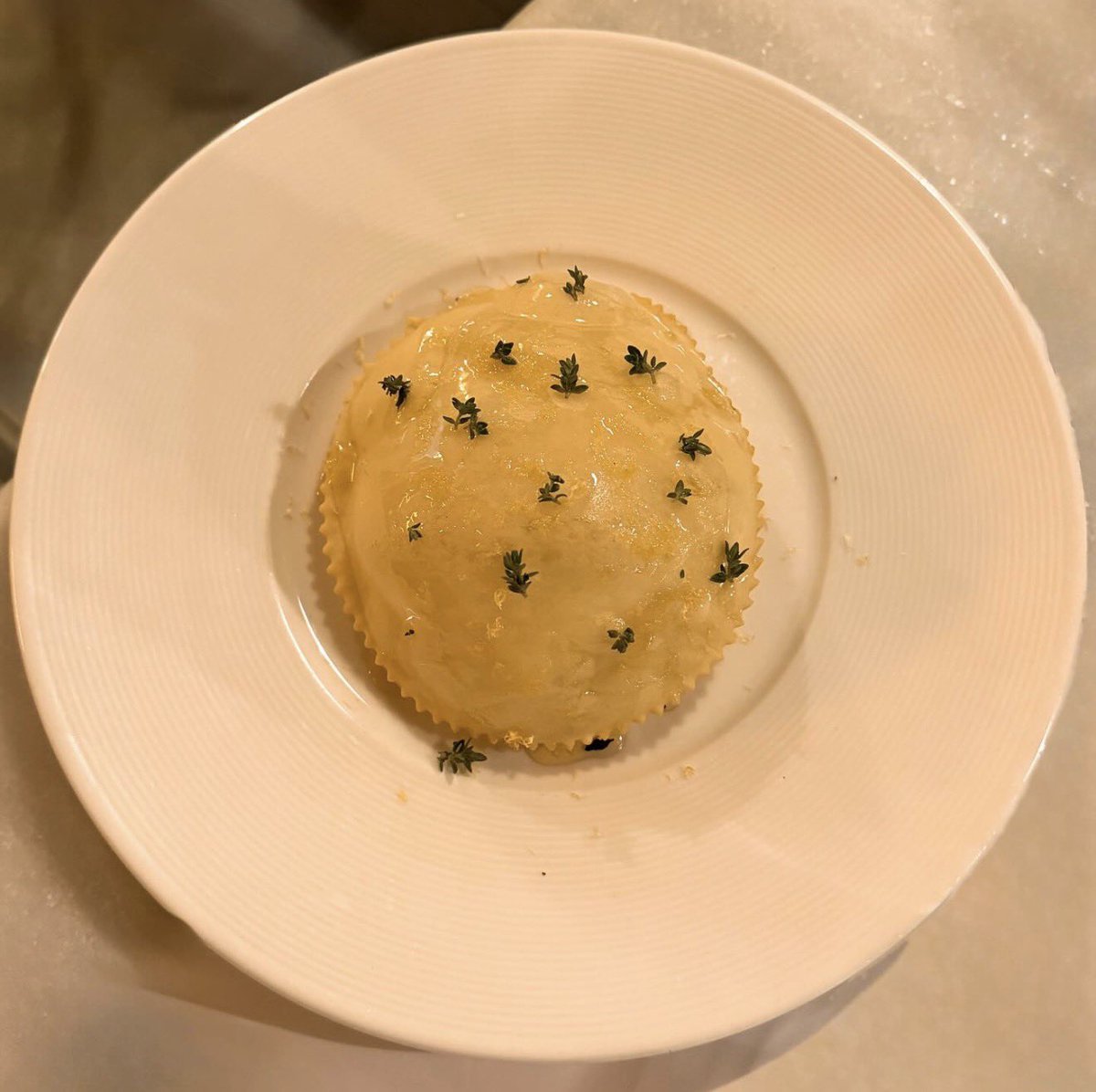 🍯 Dulce, crujiente y sarda. En Garbo Trattoria Moderna &amp; Cocktail Bar (Santander, Cantabria) hay un postre que resume a la perfección el espíritu del restaurante: la Seada. Una receta tradicional de Cerdeña que en Garbo se reinterpreta con sensibilidad y producto local,