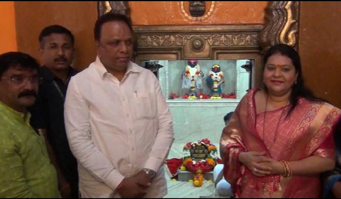 airnews_arngbad's tweet photo. #धाराशिव - धाराशिव तालुक्यातल्या तेर येथे पुरातत्त्व खात्याकडून सुरू असलेल्या विविध विकास कामांची सांस्कृतिक कार्यमंत्री आशिष शेलार यांनी आज पाहणी केली. श्री संत गोरोबाकाका यांच्या मंदिरात सुरू असलेली विविध विकास कामं चार महिन्यात पूर्ण होतील, असा विश्वास शेलार यांनी व्यक्त केला. https://t.co/KvtteU5HBb