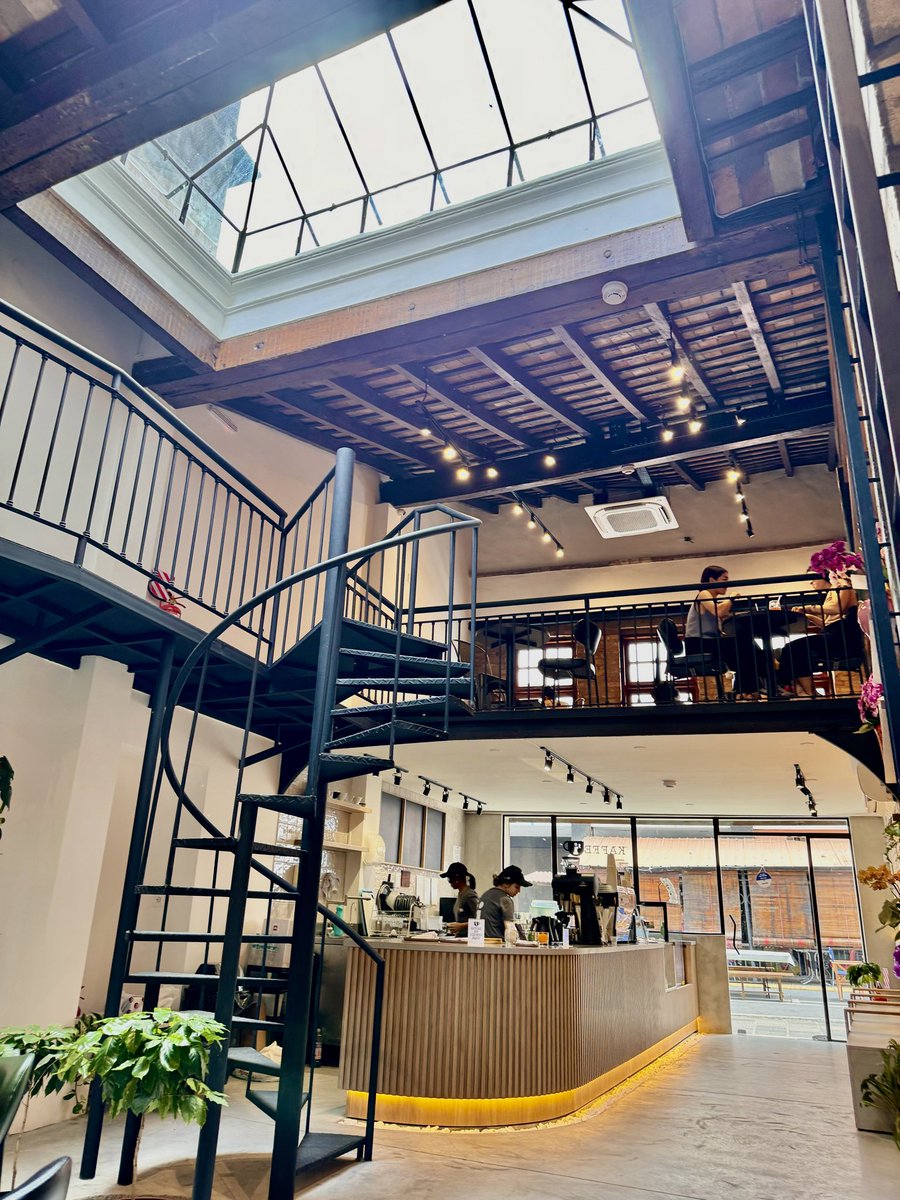 ¿Sos amante del café? ☕️ En la calle Palma se encuentra Kaffe’i, la única cafetería paraguaya nominada entre los 100 mejores cafés de Sudamérica 🎉

Su propietario, Luis Wong, es un experto taiwanés en café de especialidad, y su logro es un orgullo compartido entre 🇹🇼 y 🇵🇾