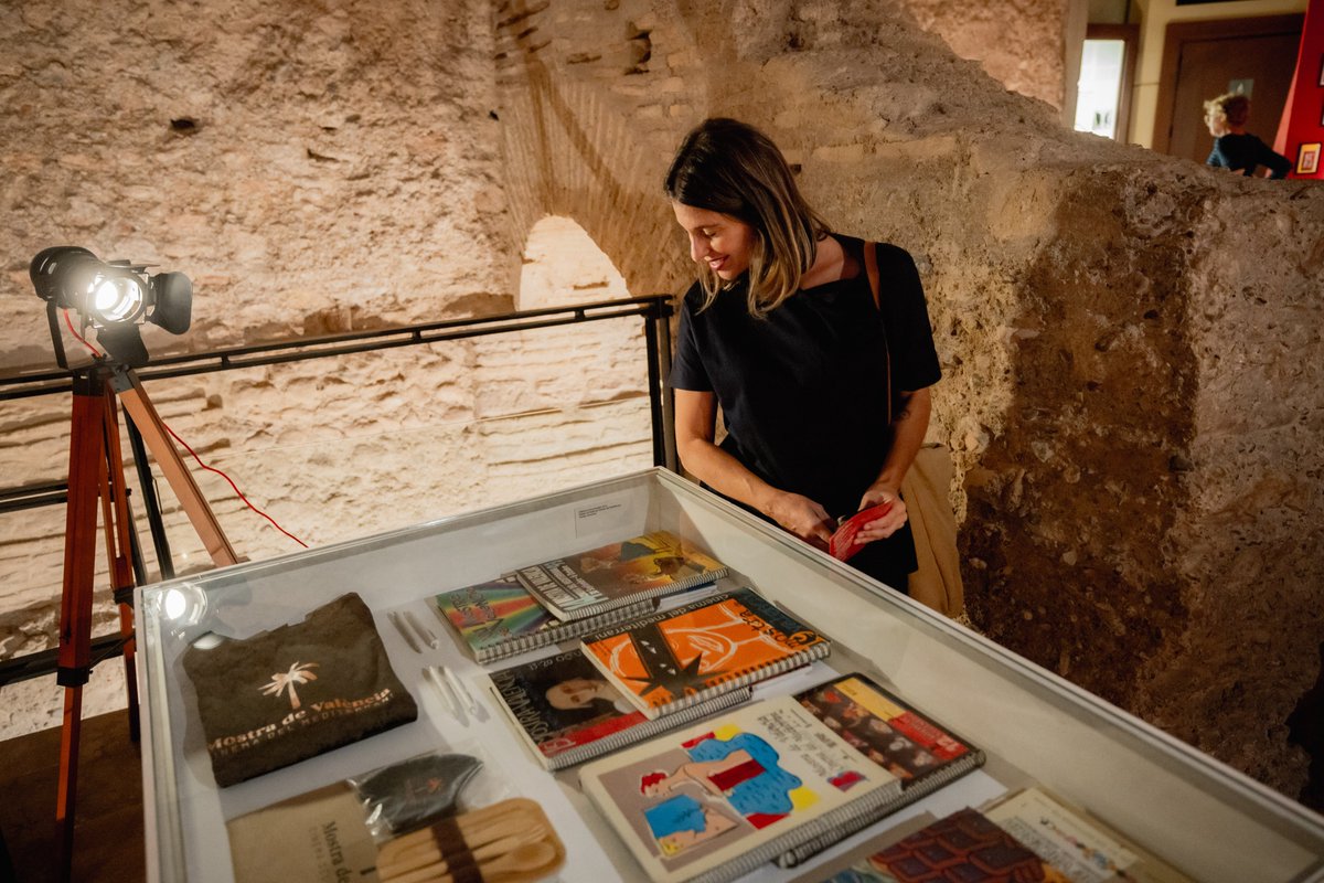 L’exposició ‘Els cartells de la Mostra de València (1980–2025)’ continua oberta a la Galeria del Tossal i es prorroga fins al 9 de novembre!

🎬 Un viatge per l’art, el disseny i el mediterrani a través de 40 anys d'història de #LaTeuaMostra.

#LaTeuaMostra ◼️▪️◼️ #LaNostra