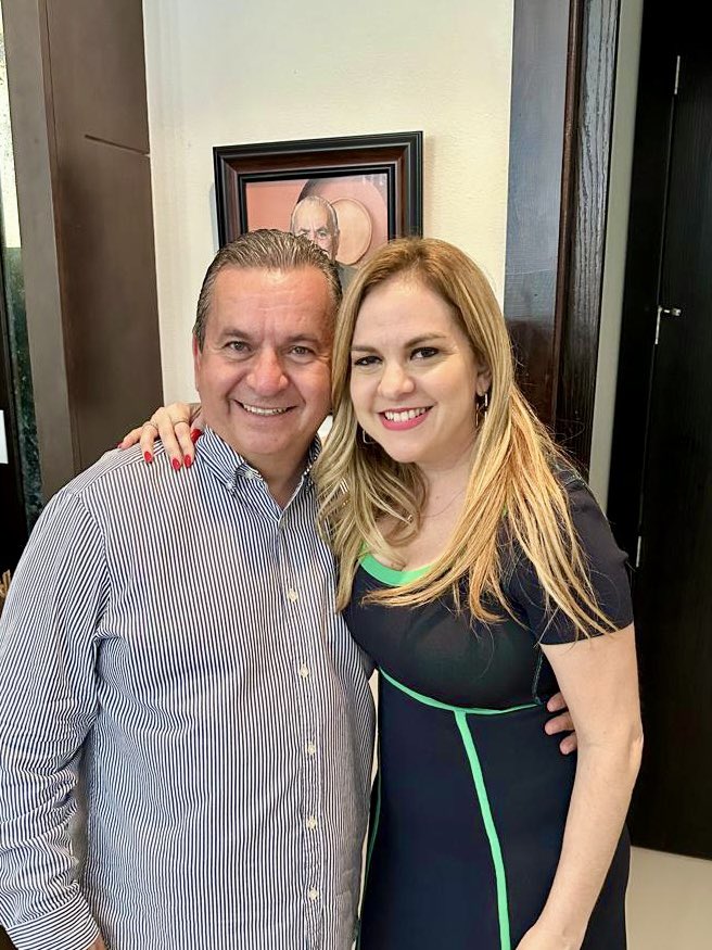 edgarmelhem's tweet photo. Hoy es un día muy especial para nuestra familia, celebramos nuestras #BodasDePlata , 25 años de matrimonio. 
Es un día para agradecer a Dios, por permitirnos llegar a este aniversario acompañados de mis tres hijas Ximena , Paulina y Romina. 
A mi esposa Marytere darle las gracias por aguantarme , con alegrías y tristezas, altas y bajas, triunfos y derrotas, pero con amor, paciencia, tolerancia. 
Vamos por otros 25 años más! 😍