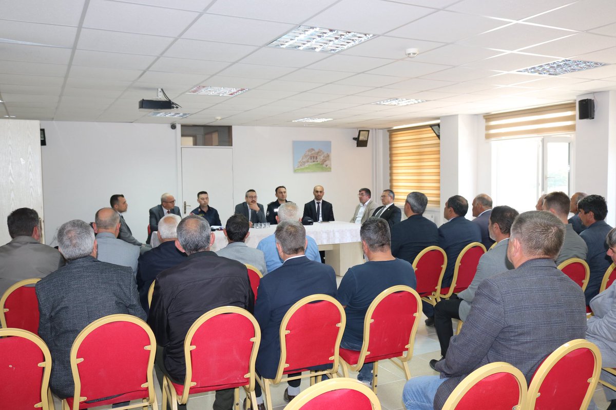 Kaymakamımız Sayın Koray YANIKTEPE başkanlığında İlçe Milli Eğitim Müdürlüğü toplantı salonunda muhtarlar toplantısı yapıldı.Toplantıda Kaymakamımız,İl Genel Meclis Üyeleri,Kurum Amirleri devam eden çalışma ve hizmetlerle ilgili muhtarlarımızın talep ve sorunları değerlendirildi.
