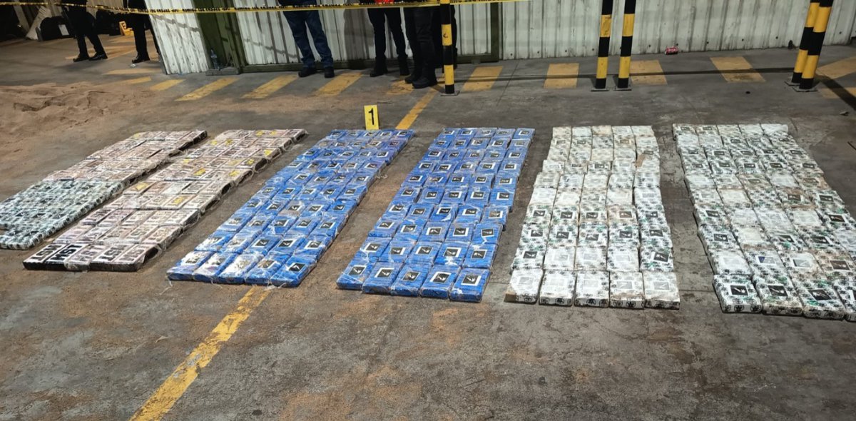 #AHORA <a href="/PNCdeGuatemala/">PNC de Guatemala</a> informó que, a través de la SGAIA y como resultado de los controles e inspecciones efectuadas en coordinación con autoridades portuarias y fiscales, se realizó la incautación de 292 paquetes con posible cocaína, ocultos en el interior de un contenedor en el